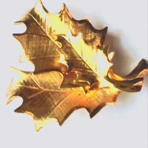 VintageThree Leaf Goldtone Leaf Brooch.